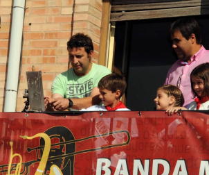 Los más pequeños de Marcilla disfrutaron el 31 de julio de la celebración del Día del Niño. Además del acto de constitución del ayuntamiento chiqui, del lanzamiento del chupinazo y de la ofrenda floral en la parroquia, también se impuso el 'primer pañuelico' a los nacidos en 2015 y se programaron actos pensados especialmente para los protagonistas de la jornada como hinchables, chocolatada y toro de fuego.