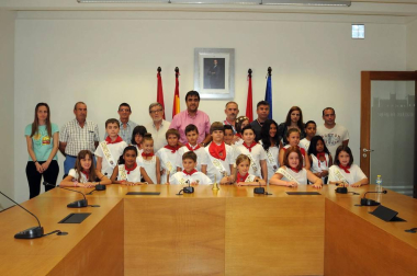Los más pequeños de Marcilla disfrutaron el 31 de julio de la celebración del Día del Niño. Además del acto de constitución del ayuntamiento chiqui, del lanzamiento del chupinazo y de la ofrenda floral en la parroquia, también se impuso el 'primer pañuelico' a los nacidos en 2015 y se programaron actos pensados especialmente para los protagonistas de la jornada como hinchables, chocolatada y toro de fuego.