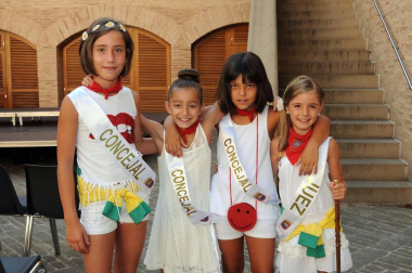 Los más pequeños de Marcilla disfrutaron el 31 de julio de la celebración del Día del Niño. Además del acto de constitución del ayuntamiento chiqui, del lanzamiento del chupinazo y de la ofrenda floral en la parroquia, también se impuso el 'primer pañuelico' a los nacidos en 2015 y se programaron actos pensados especialmente para los protagonistas de la jornada como hinchables, chocolatada y toro de fuego.