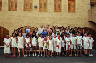 Los más pequeños de Marcilla disfrutaron el 31 de julio de la celebración del Día del Niño. Además del acto de constitución del ayuntamiento chiqui, del lanzamiento del chupinazo y de la ofrenda floral en la parroquia, también se impuso el 'primer pañuelico' a los nacidos en 2015 y se programaron actos pensados especialmente para los protagonistas de la jornada como hinchables, chocolatada y toro de fuego.