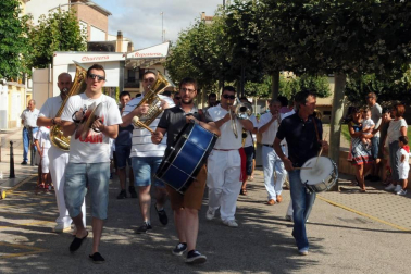 Los más pequeños de Marcilla disfrutaron el 31 de julio de la celebración del Día del Niño. Además del acto de constitución del ayuntamiento chiqui, del lanzamiento del chupinazo y de la ofrenda floral en la parroquia, también se impuso el 'primer pañuelico' a los nacidos en 2015 y se programaron actos pensados especialmente para los protagonistas de la jornada como hinchables, chocolatada y toro de fuego.