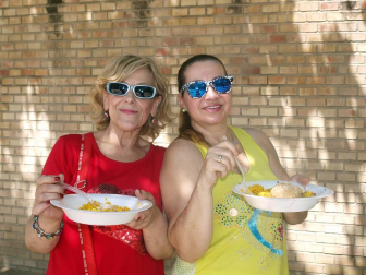 La agenda de actos del último día de las fiestas de Santa Ana tenía reservada una cita para una paella popular en el Paseo del Queiles. Las raciones 'volaron' y la despedida festiva dejó, sin duda, un gran sabor de boca en cuantos saborearon alguna de las raciones que se repartieron.