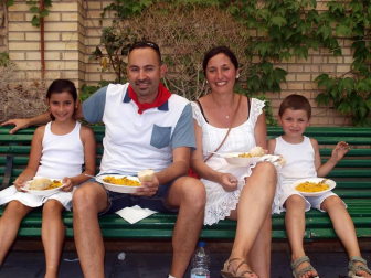 La agenda de actos del último día de las fiestas de Santa Ana tenía reservada una cita para una paella popular en el Paseo del Queiles. Las raciones 'volaron' y la despedida festiva dejó, sin duda, un gran sabor de boca en cuantos saborearon alguna de las raciones que se repartieron.
