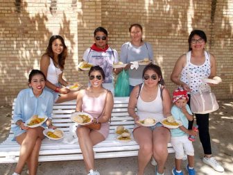 La agenda de actos del último día de las fiestas de Santa Ana tenía reservada una cita para una paella popular en el Paseo del Queiles. Las raciones 'volaron' y la despedida festiva dejó, sin duda, un gran sabor de boca en cuantos saborearon alguna de las raciones que se repartieron.
