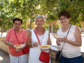 La agenda de actos del último día de las fiestas de Santa Ana tenía reservada una cita para una paella popular en el Paseo del Queiles. Las raciones 'volaron' y la despedida festiva dejó, sin duda, un gran sabor de boca en cuantos saborearon alguna de las raciones que se repartieron.