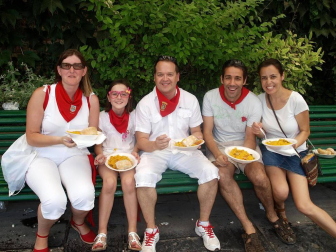 La agenda de actos del último día de las fiestas de Santa Ana tenía reservada una cita para una paella popular en el Paseo del Queiles. Las raciones 'volaron' y la despedida festiva dejó, sin duda, un gran sabor de boca en cuantos saborearon alguna de las raciones que se repartieron.
