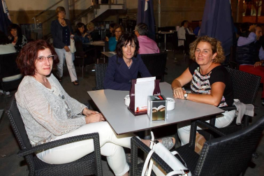 El Festival de Blues de Burlada, que se celebra entre julio y agosto, ha alcanzado su vigésima edición. El Parque Municipal de la localidad alberga las actuaciones, como la del pasado día 30 con 'Erin Corinne & José Luis Pardo'. Hoy sábado, a las diez y media de la noche, está programado el concierto de 'Lara Monroe & Lazy Daisy Band + T.J. Jazz Sings Billie Holiday'.