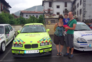 Desde que en noviembre de 2007 el último coche cruzara la línea de meta del duodécimo Rallysprint de Lesaka, el rugido de los motores no se dejaba oír por la Comarca de las Cinco Villas. El pasado 23 de julio, la escudería local Ilargi Sport puso fin a estos casi diez años de “sequía automovilística” con la organización del XIII Rallysprint de Lesaka. En esta edición, 44 binomios se citaron sobre el pavimento lesakarra para dar cuenta de un tramo de algo más de nueve kilómetros, que discurrió desde la localidad al Pantano de San Antón, y al que los participantes dieron cuatro pasadas para completar los 37,8 kilómetros totales de la prueba.