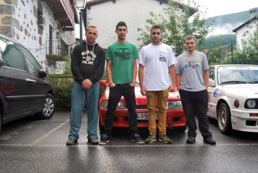 Desde que en noviembre de 2007 el último coche cruzara la línea de meta del duodécimo Rallysprint de Lesaka, el rugido de los motores no se dejaba oír por la Comarca de las Cinco Villas. El pasado 23 de julio, la escudería local Ilargi Sport puso fin a estos casi diez años de “sequía automovilística” con la organización del XIII Rallysprint de Lesaka. En esta edición, 44 binomios se citaron sobre el pavimento lesakarra para dar cuenta de un tramo de algo más de nueve kilómetros, que discurrió desde la localidad al Pantano de San Antón, y al que los participantes dieron cuatro pasadas para completar los 37,8 kilómetros totales de la prueba.
