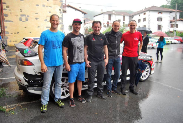 Desde que en noviembre de 2007 el último coche cruzara la línea de meta del duodécimo Rallysprint de Lesaka, el rugido de los motores no se dejaba oír por la Comarca de las Cinco Villas. El pasado 23 de julio, la escudería local Ilargi Sport puso fin a estos casi diez años de “sequía automovilística” con la organización del XIII Rallysprint de Lesaka. En esta edición, 44 binomios se citaron sobre el pavimento lesakarra para dar cuenta de un tramo de algo más de nueve kilómetros, que discurrió desde la localidad al Pantano de San Antón, y al que los participantes dieron cuatro pasadas para completar los 37,8 kilómetros totales de la prueba.