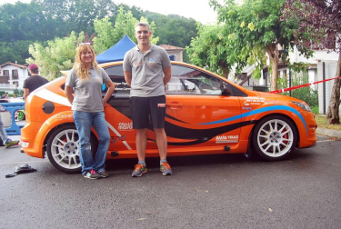 Desde que en noviembre de 2007 el último coche cruzara la línea de meta del duodécimo Rallysprint de Lesaka, el rugido de los motores no se dejaba oír por la Comarca de las Cinco Villas. El pasado 23 de julio, la escudería local Ilargi Sport puso fin a estos casi diez años de “sequía automovilística” con la organización del XIII Rallysprint de Lesaka. En esta edición, 44 binomios se citaron sobre el pavimento lesakarra para dar cuenta de un tramo de algo más de nueve kilómetros, que discurrió desde la localidad al Pantano de San Antón, y al que los participantes dieron cuatro pasadas para completar los 37,8 kilómetros totales de la prueba.