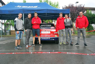Desde que en noviembre de 2007 el último coche cruzara la línea de meta del duodécimo Rallysprint de Lesaka, el rugido de los motores no se dejaba oír por la Comarca de las Cinco Villas. El pasado 23 de julio, la escudería local Ilargi Sport puso fin a estos casi diez años de “sequía automovilística” con la organización del XIII Rallysprint de Lesaka. En esta edición, 44 binomios se citaron sobre el pavimento lesakarra para dar cuenta de un tramo de algo más de nueve kilómetros, que discurrió desde la localidad al Pantano de San Antón, y al que los participantes dieron cuatro pasadas para completar los 37,8 kilómetros totales de la prueba.