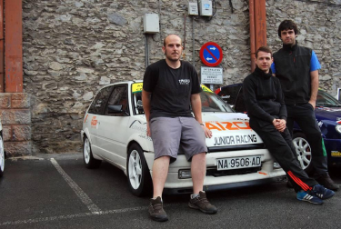 Desde que en noviembre de 2007 el último coche cruzara la línea de meta del duodécimo Rallysprint de Lesaka, el rugido de los motores no se dejaba oír por la Comarca de las Cinco Villas. El pasado 23 de julio, la escudería local Ilargi Sport puso fin a estos casi diez años de “sequía automovilística” con la organización del XIII Rallysprint de Lesaka. En esta edición, 44 binomios se citaron sobre el pavimento lesakarra para dar cuenta de un tramo de algo más de nueve kilómetros, que discurrió desde la localidad al Pantano de San Antón, y al que los participantes dieron cuatro pasadas para completar los 37,8 kilómetros totales de la prueba.