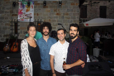Los conciertos en el Caballo Blanco son ya uno de los clásicos de la agenda de actos veraniega en la capital navarra. El 28 de julio fue el turno de la especial propuesta musical de la pamplonesa Leire Villanueva 'Iseo', que reunió a numeroso público. La cita del próximo jueves estará protagonizada por 'Lara Monroe & The Breaking Bad'.