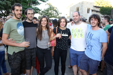 Los conciertos en el Caballo Blanco son ya uno de los clásicos de la agenda de actos veraniega en la capital navarra. El 28 de julio fue el turno de la especial propuesta musical de la pamplonesa Leire Villanueva 'Iseo', que reunió a numeroso público. La cita del próximo jueves estará protagonizada por 'Lara Monroe & The Breaking Bad'.