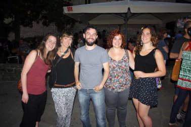Los conciertos en el Caballo Blanco son ya uno de los clásicos de la agenda de actos veraniega en la capital navarra. El 28 de julio fue el turno de la especial propuesta musical de la pamplonesa Leire Villanueva 'Iseo', que reunió a numeroso público. La cita del próximo jueves estará protagonizada por 'Lara Monroe & The Breaking Bad'.