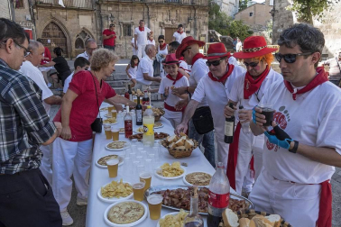 Estella celebró ayer su tradicional Bombada de las fiestas