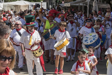 Estella celebró ayer su tradicional Bombada de las fiestas