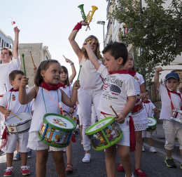 Estella celebró ayer su tradicional Bombada de las fiestas