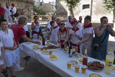 Estella celebró ayer su tradicional Bombada de las fiestas