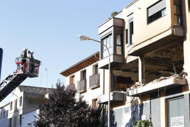 Explosión e incendio de una vivienda en la calle Fuente Canónigos, en Tudela.