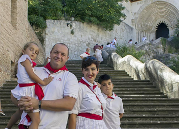 El domingo 7 de agosto se celebraron dos de los actos más tradicionales de las fiestas de Estella. Los vecinos arroparon a uno de sus patrones, el apóstol San Andrés, tanto en la misa solemne, que se celebró en la iglesia de San Pedro de la Rúa, como en la posterior magna procesión. Comparsa, dantzaris y agrupaciones musicales acompañaron a los asistentes amenizando la mañana festiva.