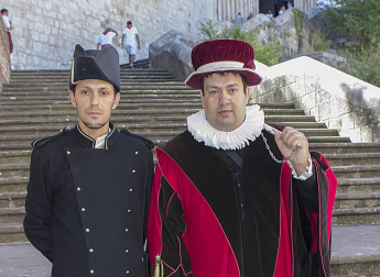 El domingo 7 de agosto se celebraron dos de los actos más tradicionales de las fiestas de Estella. Los vecinos arroparon a uno de sus patrones, el apóstol San Andrés, tanto en la misa solemne, que se celebró en la iglesia de San Pedro de la Rúa, como en la posterior magna procesión. Comparsa, dantzaris y agrupaciones musicales acompañaron a los asistentes amenizando la mañana festiva.
