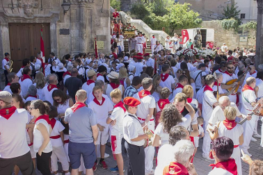 El domingo 7 de agosto se celebraron dos de los actos más tradicionales de las fiestas de Estella. Los vecinos arroparon a uno de sus patrones, el apóstol San Andrés, tanto en la misa solemne, que se celebró en la iglesia de San Pedro de la Rúa, como en la posterior magna procesión. Comparsa, dantzaris y agrupaciones musicales acompañaron a los asistentes amenizando la mañana festiva.