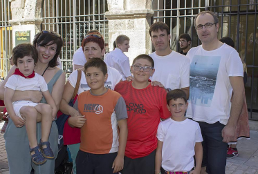 El domingo 7 de agosto se celebraron dos de los actos más tradicionales de las fiestas de Estella. Los vecinos arroparon a uno de sus patrones, el apóstol San Andrés, tanto en la misa solemne, que se celebró en la iglesia de San Pedro de la Rúa, como en la posterior magna procesión. Comparsa, dantzaris y agrupaciones musicales acompañaron a los asistentes amenizando la mañana festiva.