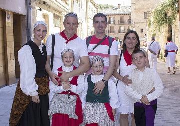 El domingo 7 de agosto se celebraron dos de los actos más tradicionales de las fiestas de Estella. Los vecinos arroparon a uno de sus patrones, el apóstol San Andrés, tanto en la misa solemne, que se celebró en la iglesia de San Pedro de la Rúa, como en la posterior magna procesión. Comparsa, dantzaris y agrupaciones musicales acompañaron a los asistentes amenizando la mañana festiva.