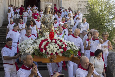 El domingo 7 de agosto se celebraron dos de los actos más tradicionales de las fiestas de Estella. Los vecinos arroparon a uno de sus patrones, el apóstol San Andrés, tanto en la misa solemne, que se celebró en la iglesia de San Pedro de la Rúa, como en la posterior magna procesión. Comparsa, dantzaris y agrupaciones musicales acompañaron a los asistentes amenizando la mañana festiva.