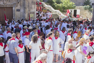 El domingo 7 de agosto se celebraron dos de los actos más tradicionales de las fiestas de Estella. Los vecinos arroparon a uno de sus patrones, el apóstol San Andrés, tanto en la misa solemne, que se celebró en la iglesia de San Pedro de la Rúa, como en la posterior magna procesión. Comparsa, dantzaris y agrupaciones musicales acompañaron a los asistentes amenizando la mañana festiva.