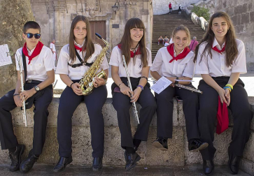 El domingo 7 de agosto se celebraron dos de los actos más tradicionales de las fiestas de Estella. Los vecinos arroparon a uno de sus patrones, el apóstol San Andrés, tanto en la misa solemne, que se celebró en la iglesia de San Pedro de la Rúa, como en la posterior magna procesión. Comparsa, dantzaris y agrupaciones musicales acompañaron a los asistentes amenizando la mañana festiva.