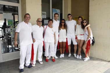 Integrantes de la Comisión de Fiestas de San Martín fueron los encargados de prender la mecha del cohete del Casco Antiguo de Beriáin el pasado 4 de agosto. Como prolegómeno al inicio de cuatro días de diversión, tuvo lugar un homenaje a Jesús Echeverría, 'El soguero', en reconocimiento “por ser un referente de la cultura tradicional de la zona”. Las fiestas del Casco Nuevo serán del 8 al 11 de septiembre.