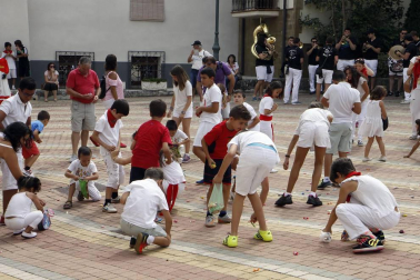 Integrantes de la Comisión de Fiestas de San Martín fueron los encargados de prender la mecha del cohete del Casco Antiguo de Beriáin el pasado 4 de agosto. Como prolegómeno al inicio de cuatro días de diversión, tuvo lugar un homenaje a Jesús Echeverría, 'El soguero', en reconocimiento “por ser un referente de la cultura tradicional de la zona”. Las fiestas del Casco Nuevo serán del 8 al 11 de septiembre.