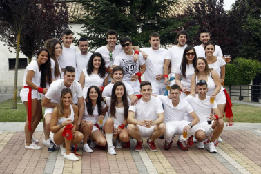 Integrantes de la Comisión de Fiestas de San Martín fueron los encargados de prender la mecha del cohete del Casco Antiguo de Beriáin el pasado 4 de agosto. Como prolegómeno al inicio de cuatro días de diversión, tuvo lugar un homenaje a Jesús Echeverría, 'El soguero', en reconocimiento “por ser un referente de la cultura tradicional de la zona”. Las fiestas del Casco Nuevo serán del 8 al 11 de septiembre.