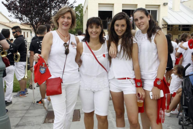 Integrantes de la Comisión de Fiestas de San Martín fueron los encargados de prender la mecha del cohete del Casco Antiguo de Beriáin el pasado 4 de agosto. Como prolegómeno al inicio de cuatro días de diversión, tuvo lugar un homenaje a Jesús Echeverría, 'El soguero', en reconocimiento “por ser un referente de la cultura tradicional de la zona”. Las fiestas del Casco Nuevo serán del 8 al 11 de septiembre.