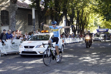 El sábado 6 de agosto se cerró la edición número 30 de la Vuelta ciclista a Pamplona. La última etapa tuvo salida en la plaza Consistorial y meta en el Rincón del Caballo Blanco, donde se realizó la entrega de galardones. El vencedor absoluto fue Max Williamson, corredor británico del equipo HMT. Sergio Araiz, del conjunto Galdeano, logró mantener desde el primer día de la Vuelta el maillot rojo de primer navarro de la general.