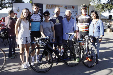 El sábado 6 de agosto se cerró la edición número 30 de la Vuelta ciclista a Pamplona. La última etapa tuvo salida en la plaza Consistorial y meta en el Rincón del Caballo Blanco, donde se realizó la entrega de galardones. El vencedor absoluto fue Max Williamson, corredor británico del equipo HMT. Sergio Araiz, del conjunto Galdeano, logró mantener desde el primer día de la Vuelta el maillot rojo de primer navarro de la general.