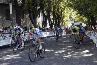 El sábado 6 de agosto se cerró la edición número 30 de la Vuelta ciclista a Pamplona. La última etapa tuvo salida en la plaza Consistorial y meta en el Rincón del Caballo Blanco, donde se realizó la entrega de galardones. El vencedor absoluto fue Max Williamson, corredor británico del equipo HMT. Sergio Araiz, del conjunto Galdeano, logró mantener desde el primer día de la Vuelta el maillot rojo de primer navarro de la general.