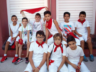 El comienzo de las fiestas en honor a los santos Justo y Pastor revolucionó las calles de Fustiñana, que se tiñeron de blanco y rojo para la ocasión. Tras el tradicional lanzamiento del cohete, la charanga local y la comparsa de gigantes y cabezudos invitaron a todos los presentes a cantar y bailar por las calles.
