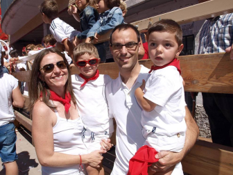 El comienzo de las fiestas en honor a los santos Justo y Pastor revolucionó las calles de Fustiñana, que se tiñeron de blanco y rojo para la ocasión. Tras el tradicional lanzamiento del cohete, la charanga local y la comparsa de gigantes y cabezudos invitaron a todos los presentes a cantar y bailar por las calles.