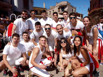 El comienzo de las fiestas en honor a los santos Justo y Pastor revolucionó las calles de Fustiñana, que se tiñeron de blanco y rojo para la ocasión. Tras el tradicional lanzamiento del cohete, la charanga local y la comparsa de gigantes y cabezudos invitaron a todos los presentes a cantar y bailar por las calles.