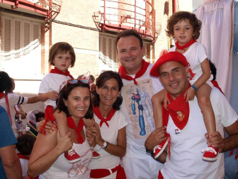 El comienzo de las fiestas en honor a los santos Justo y Pastor revolucionó las calles de Fustiñana, que se tiñeron de blanco y rojo para la ocasión. Tras el tradicional lanzamiento del cohete, la charanga local y la comparsa de gigantes y cabezudos invitaron a todos los presentes a cantar y bailar por las calles.
