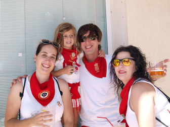 El comienzo de las fiestas en honor a los santos Justo y Pastor revolucionó las calles de Fustiñana, que se tiñeron de blanco y rojo para la ocasión. Tras el tradicional lanzamiento del cohete, la charanga local y la comparsa de gigantes y cabezudos invitaron a todos los presentes a cantar y bailar por las calles.