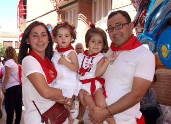 El comienzo de las fiestas en honor a los santos Justo y Pastor revolucionó las calles de Fustiñana, que se tiñeron de blanco y rojo para la ocasión. Tras el tradicional lanzamiento del cohete, la charanga local y la comparsa de gigantes y cabezudos invitaron a todos los presentes a cantar y bailar por las calles.