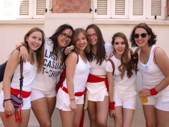 El comienzo de las fiestas en honor a los santos Justo y Pastor revolucionó las calles de Fustiñana, que se tiñeron de blanco y rojo para la ocasión. Tras el tradicional lanzamiento del cohete, la charanga local y la comparsa de gigantes y cabezudos invitaron a todos los presentes a cantar y bailar por las calles.