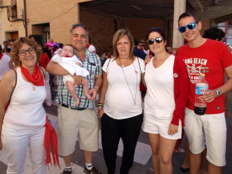El comienzo de las fiestas en honor a los santos Justo y Pastor revolucionó las calles de Fustiñana, que se tiñeron de blanco y rojo para la ocasión. Tras el tradicional lanzamiento del cohete, la charanga local y la comparsa de gigantes y cabezudos invitaron a todos los presentes a cantar y bailar por las calles.
