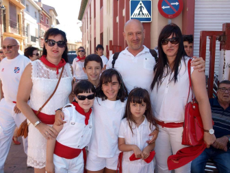 El comienzo de las fiestas en honor a los santos Justo y Pastor revolucionó las calles de Fustiñana, que se tiñeron de blanco y rojo para la ocasión. Tras el tradicional lanzamiento del cohete, la charanga local y la comparsa de gigantes y cabezudos invitaron a todos los presentes a cantar y bailar por las calles.