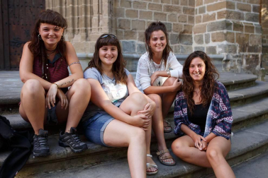 La plazuela de San José acogió el lunes 8 de agosto una nueva sesión del ciclo musical de verano 'Version-ando'. En esta ocasión fue el grupo 'Leña al mono' el que ambientó con sus versiones de la mítica banda Leño este rincón del casco antiguo pamplonés. El ciclo finalizará el próximo 22 de agosto con la actuación del grupo Soul Meeting.